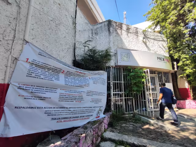 Trabajadores de Correos de México en Cancún laboran bajo protesta por bajos salarios y malas condiciones