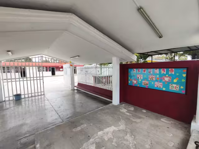 En algunos planteles, la salida se adelantó a las 10:00 horas, mientras que en otros las clases fueron en línea