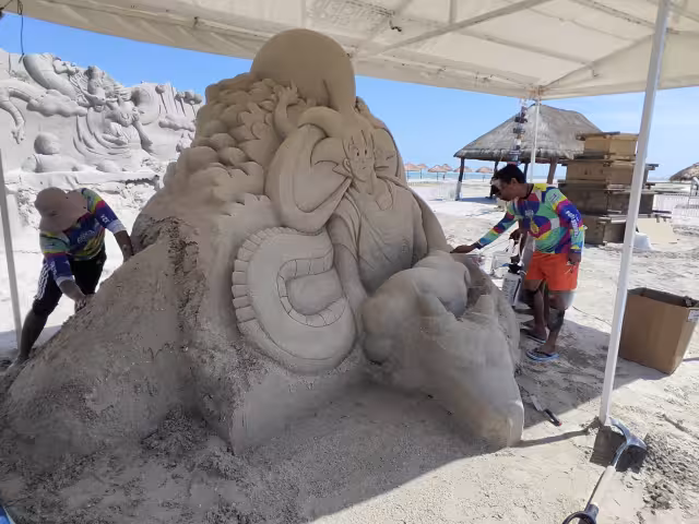 El Colectivo Arenas Doradas celebra ocho años de participación en la Fiesta del Mar
