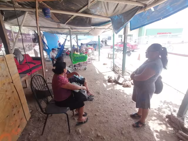 Familiares de pacientes dieron a conocer que pasan horas bajo el sol o hacinados en estructuras improvisadas donde hay sofás, sillas, incluso, hamacas
