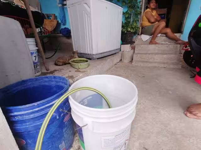 Debido a la carencia, los vecinos han optado por comprar varios litros del líquido, los cuales son llevados en pipas que han encarecido los precios del servicio