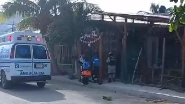 Hombres armados llegaron en motos y balearon a una persona que se encontraba dentro del establecimiento