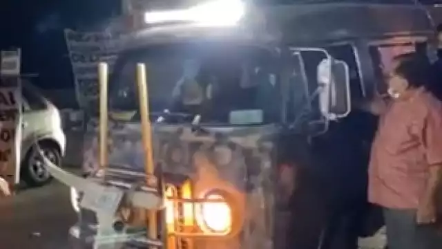 Camioneta con cuernos de toro de Félix Salgado