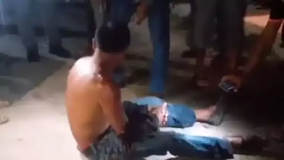 Vecinos auxiliaron al pescador y solicitaron ayuda al 911 Vecinos auxiliaron al pescador y solicitaron ayuda al 911