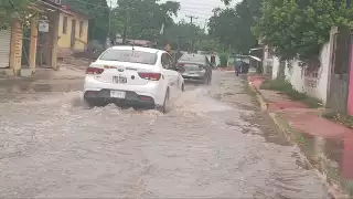 Aunque el nivel del agua alcanzó hasta 15 centímetros; las autoridades aseguraron que sólo registraron un llamado de apoyo, por una alcantarilla abierta