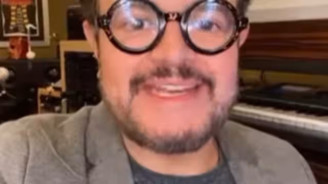 Tras 26 años de no hacer una aparición pública, Seleña Quintanilla aún llama la atención desde una foto junto a Aleks Syntek