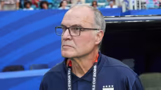 Bielsa explota tras la eliminación de Uruguay: respuestas secas, autocrítica y tensión en entrevista