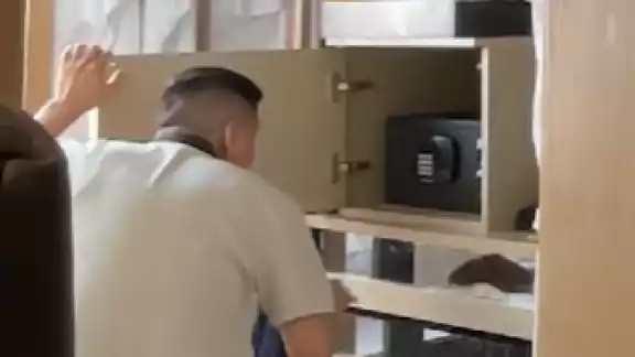 Captan ha empleado revisando las pertenencias de un huesped