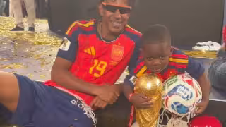 Lamine Yamal celebra con su hermano Keyne, quien abrazó y besó la Copa del Mundo