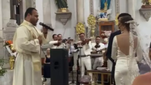 Un padre dedicó 'Mi Razón de Ser' de la Banda MS en una boda a la nueva pareja de casados