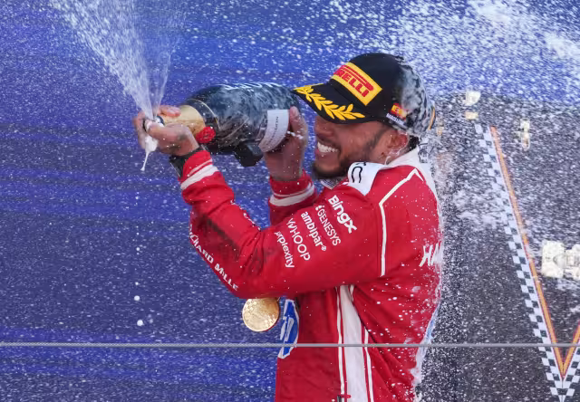 Lewis Hamilton logró su primera victoria con la escudería de Maranello.
