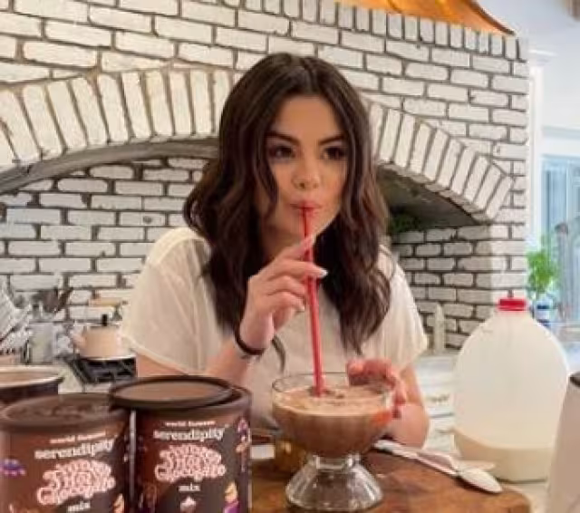 Selena Gómez inició su carrera como actriz desde los 7 años, luego se convirtió en cantante, diseñadora y actriz de películas