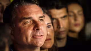 Los Bolsonaro ganan primera vuelta presidencial y cuatro escaños en el Congreso