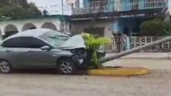 El operador del coche, se pudo indagar, no sufrió lesiones graves El operador del coche, se pudo indagar, no sufrió lesiones graves