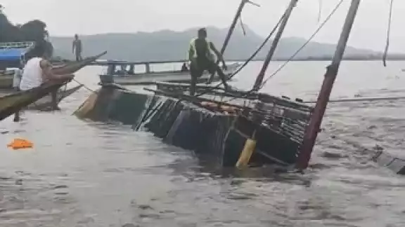 Reportan muertos y desaparecidos tras hundimiento de barco en río de Birmania Reportan muertos y desaparecidos tras hundimiento de barco en río de Birmania