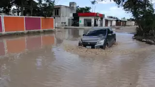 Vecinos de Galaxias del Sol en Cancún sufren por gigantesco “cráter”