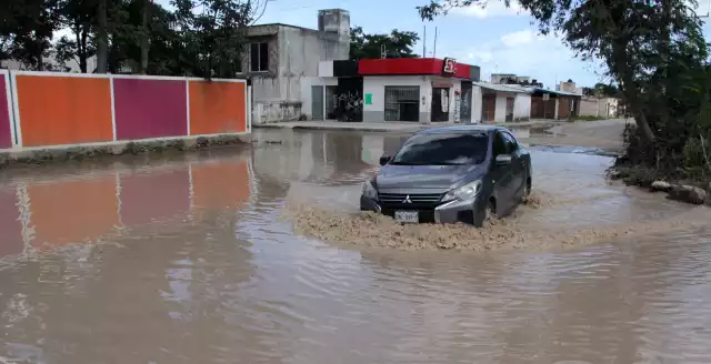 Oquedad de 80 metros en Galaxias del Sol representa peligro para conductores y peatones