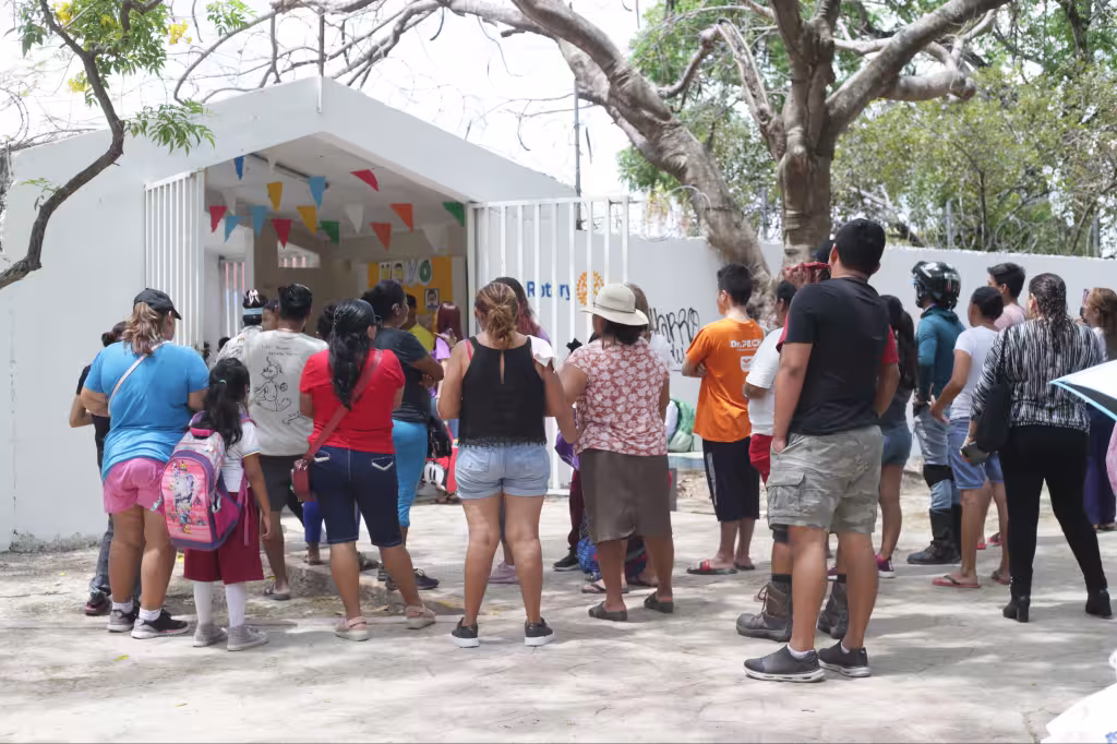Padres de Cancún rechazan cuotas escolares de hasta 2 mil 500 pesos y reclaman educación gratuita