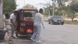 Pese al riesgo de accidentes, usuarios de Cancún siguen utilizando mototaxis