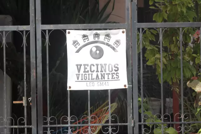 En una de las casas, una familia sufrió un atraco por sujetos armados, quienes no han sido localizados