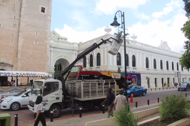 Las luces y adornos en las avenidas, glorietas y parques evocan la identidad nacional