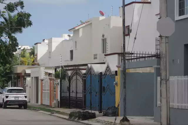 Una vivienda localizada en uno de los fraccionamientos más céntricos de Cancún, en la Sm 41, fue atracada a plena luz del día por un grupo de criminales