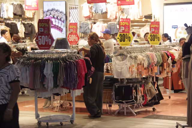Compradores  lamentaron la  publicidad falsa de  las tiendas, donde se  ofrecían descuentos  que no existían