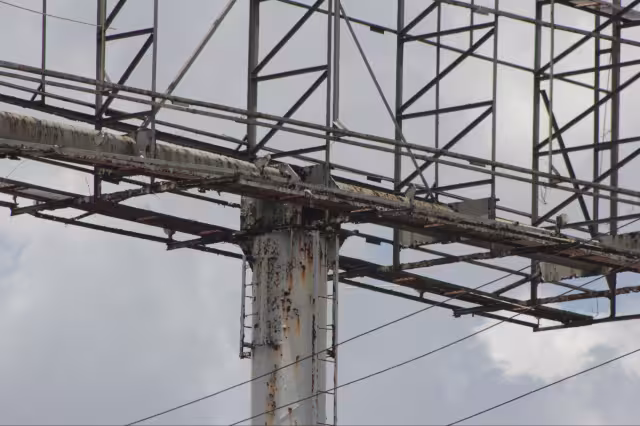 El óxido y la corrosión han dañado las torres publicitarias en el destino