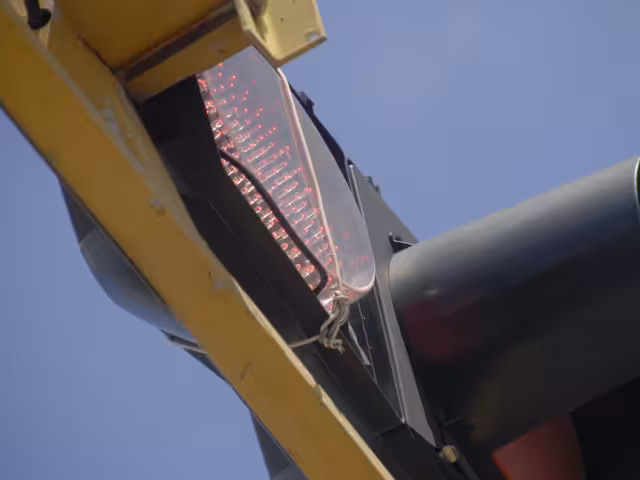 Alcaldesa de Cancún presume presuntos logros de semaforización a pesar del mal mantenimiento