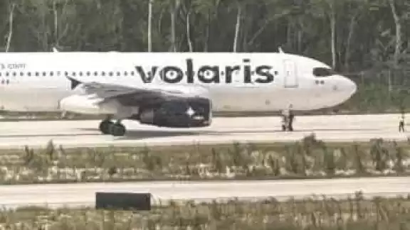 El avión logró aterrizar de manera favorable sin que se reportaran lesionados.