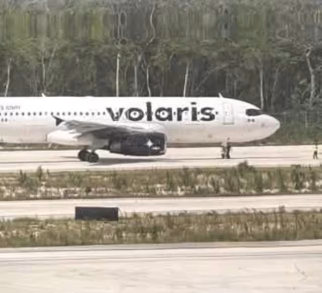 El avión logró aterrizar de manera favorable sin que se reportaran lesionados.