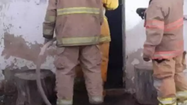 Los Bomberos apagaron el fuego al interior de la casa