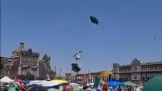 Captan momento en que el viento se lleva tiendas de campaña de FRENAAA en el Zócalo