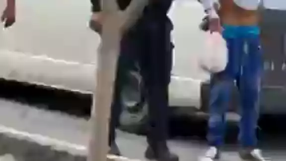 Viajaba como pasajero de una Van y amenazó a los viajeros Viajaba como pasajero de una Van y amenazó a los viajeros