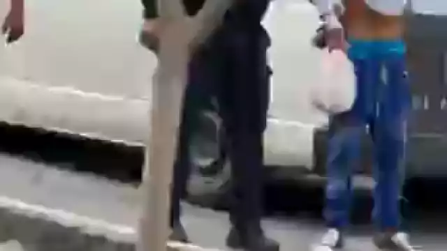 Viajaba como pasajero de una Van y amenazó a los viajeros