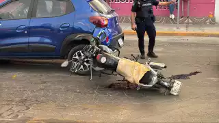 Choque por alcance en la Avenida Francisco I. Madero "La Ría" deja a una mujer lesionada del brazo.