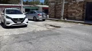 Vecinos de la colonia Guadalupe Victoria, en Champotón, denuncian hundimiento en cruce vial.