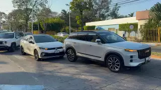 El auto no guardó la distancia correcta e impactó a la camioneta.