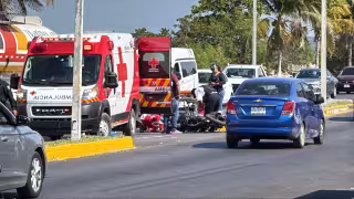 Choque entre combi y motocicleta deja un lesionado en el Malecón de Champotón