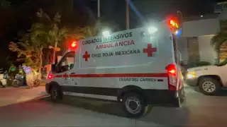 Una pareja de motociclistas fue atendida por paramédicos tras ser accidentada por un conductor de una camioneta de Pemex