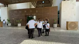 Colaboradores del Hotel Mundo Maya Tulum protestaron a las afueras del establecimiento.