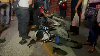 Huye tras accidentar a motociclista en el centro.
