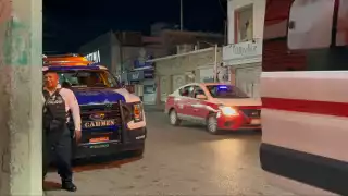 Autoridades municipales y paramédicos acudieron a la colonia Centro tras el reporte de un hombre tirado y ensangrentado