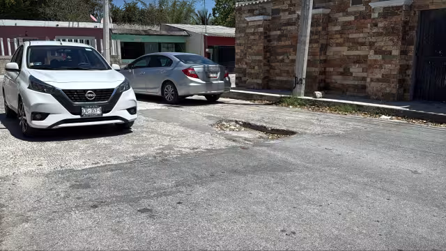 Vecinos de la colonia Guadalupe Victoria, en Champotón, denuncian hundimiento en cruce vial.