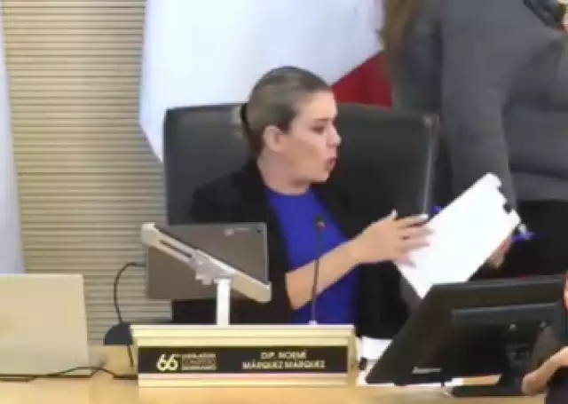 La legisladora no pudo ocultar su sorpresa al ver el documento.