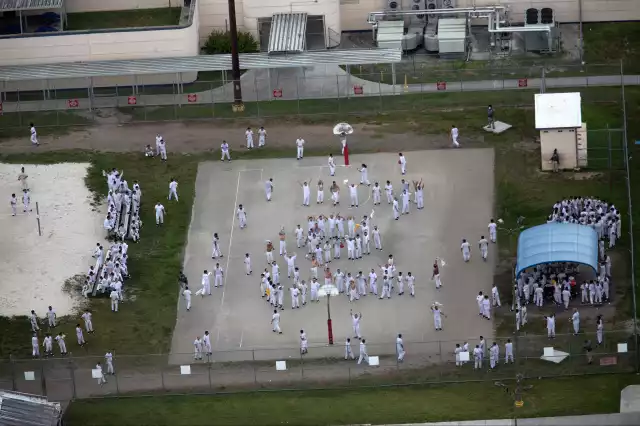 ICE planea habilitar nuevos centros de procesamiento más pequeños, con capacidad de 500 a mil 500 camas