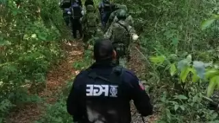 Castrenses y policías acudieron a la zona para iniciar la búsqueda, contando con el apoyo de un binomio canino, que facilitó la localización de los restos óseos