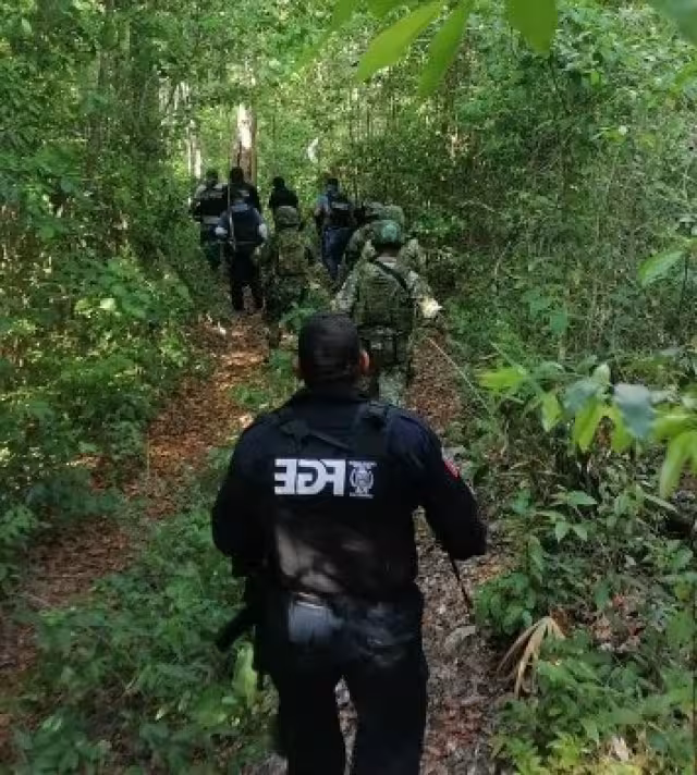 Castrenses y policías acudieron a la zona para iniciar la búsqueda, contando con el apoyo de un binomio canino, que facilitó la localización de los restos óseos
