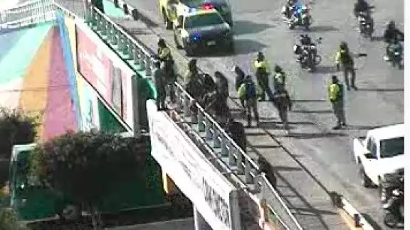 Un hombre intenta quitarse la vida al lanzarse desde el puente Salvador Nava en San Luis Potosí Un hombre intenta quitarse la vida al lanzarse desde el puente Salvador Nava en San Luis Potosí