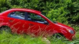 Vehículo se vuelca tras perder el control en tramo José María Morelos-Polyuc